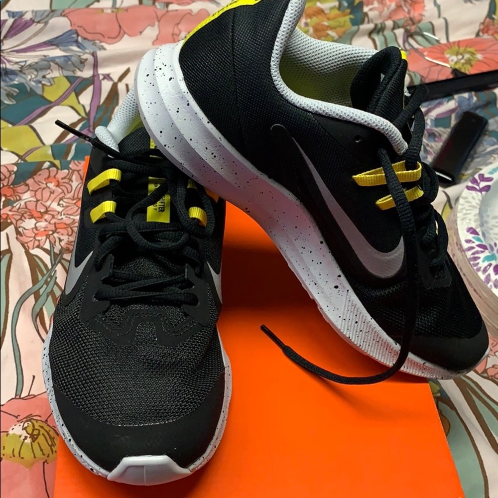 New Nike running/walking sneakers